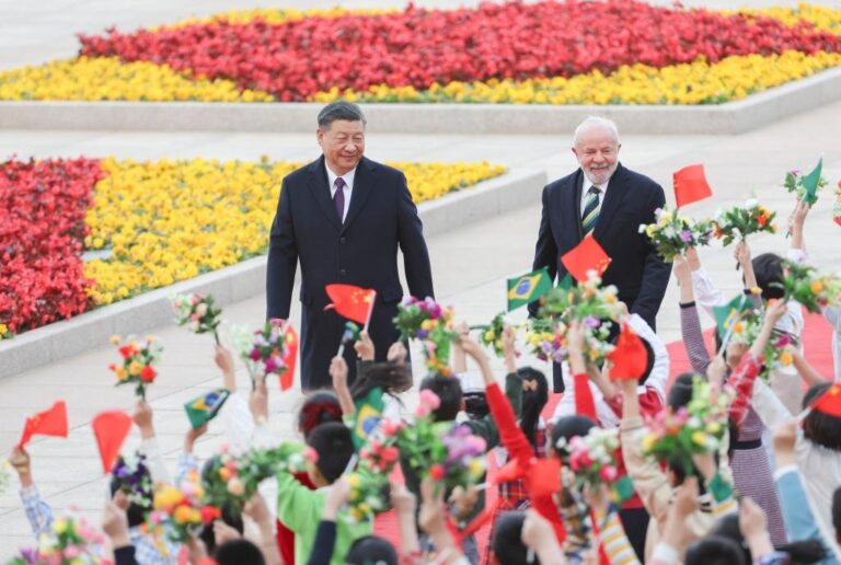 Brasil e China assinam 15 acordos e Lula defende aliança com Pequim: ‘Ninguém vai proibir’