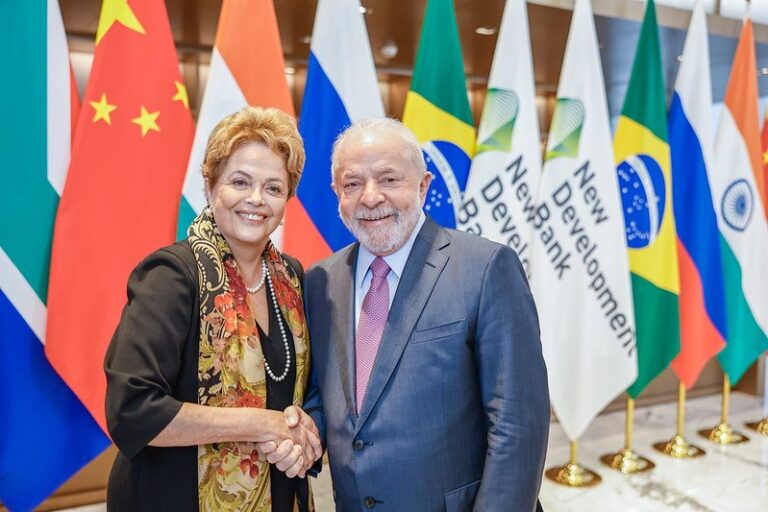 Lula participa de posse de Dilma como nova presidente do NDB