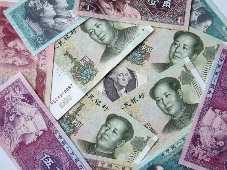 China está promovendo yuan no mundo para impedir que EUA usem dólar como arma, opina analista