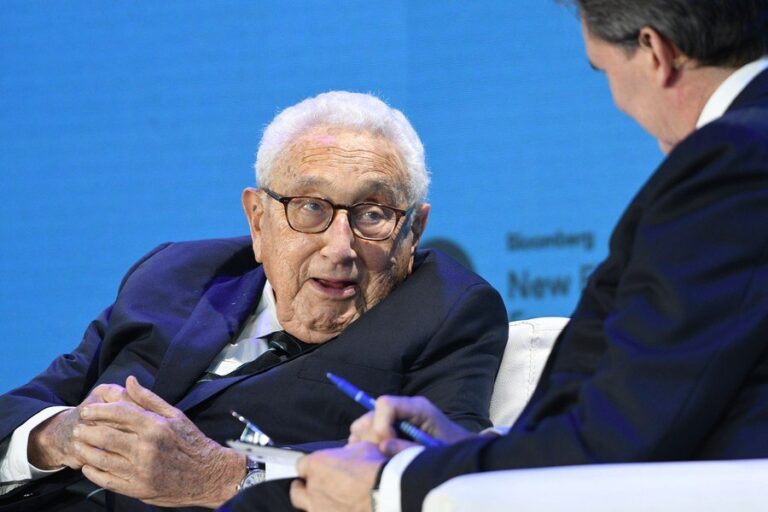 Henry Kissinger e ministro da Defesa chinês se reúnem em Pequim