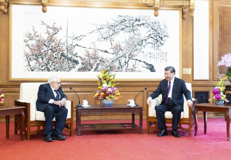 Xi se encontra com Henry Kissinger
