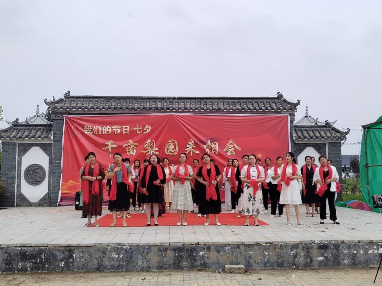 Grupos de filhas voltam para o campo para passar o Qixi com seus pais