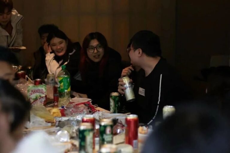 Juventude no seu auge: A amizade na grelha de churrasco
