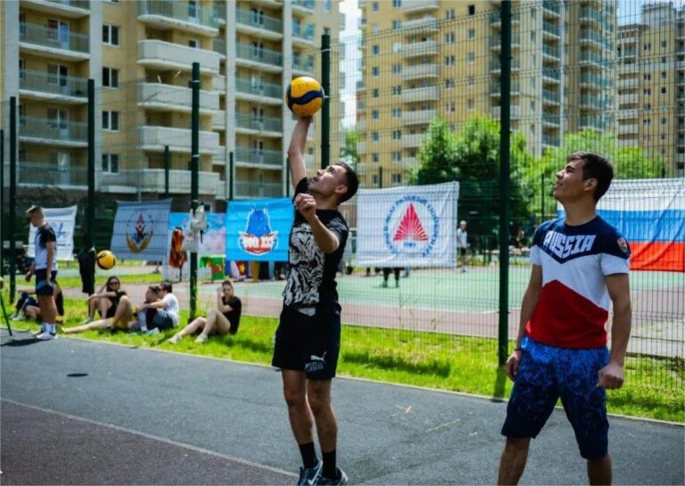 Estudantes celebram juntos o Festival Nacional de Esportes e Cultura na Rússia