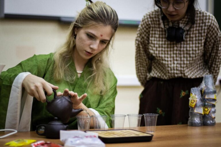 Estudantes chineses e russos estreitam laços através da cultura do chá