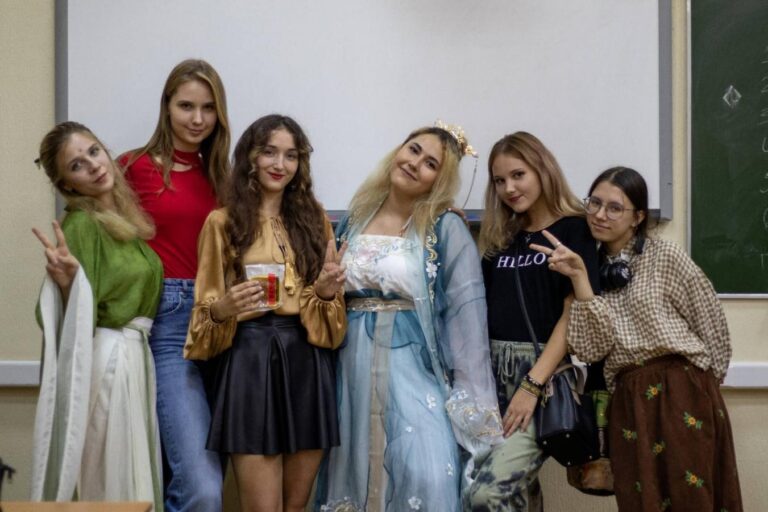 Festival do Meio do Outono: Admirando em Trajes Elegantes.