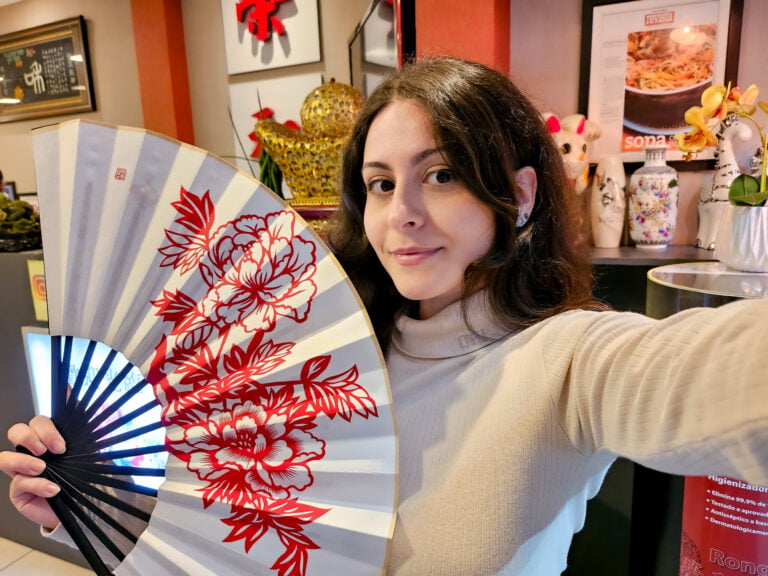 Mudan em Foco: Uma Jornada pela Cultura Chinesa através dos Olhos de uma Influencer Brasileira