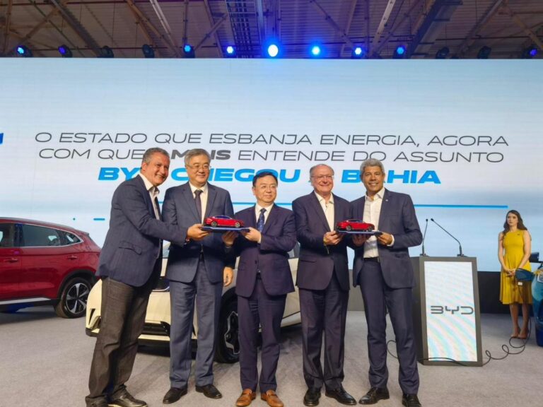 Embaixador da China participa de cerimônia de lançamento da pedra fundamental da fábrica da BYD Brasil
