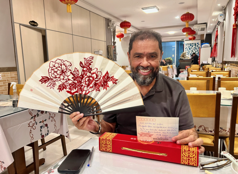 Mudan em Foco – Entre Peônias e Políticas: A Jornada de Totó Parente pela Cultura Chinesa