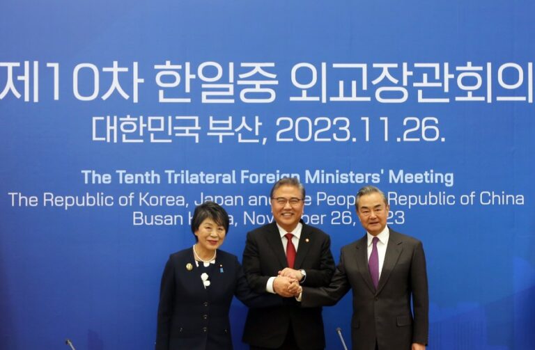 China, Japão e Coreia do Sul Impulsionam Cooperação para Desenvolvimento Global, Declara Wang Yi