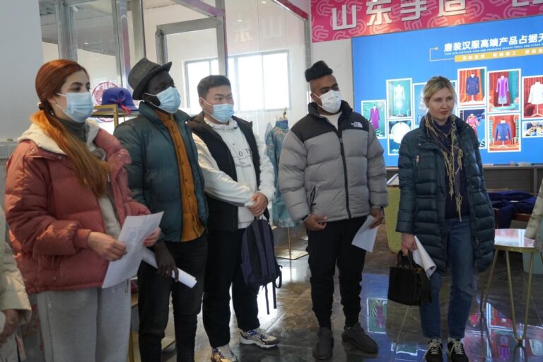 Amigos estrangeiros apreciam o charme do vestuário tradicional chinês