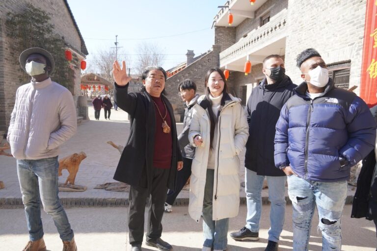 Amigos estrangeiros visitam a cidade antiga de Lin Tai