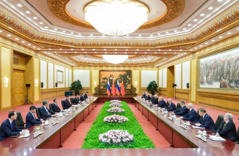Xi reúne-se com primeiro-ministro russo