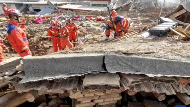 Terremoto de alta magnitude atinge a China e deixa dezenas de mortos