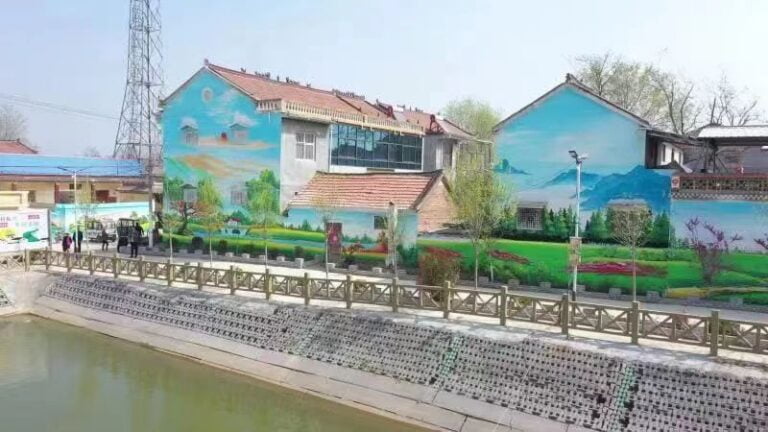 O vilarejo é belo e sua indústria próspera, proporcionando uma paisagem encantadora ao pequeno povoado