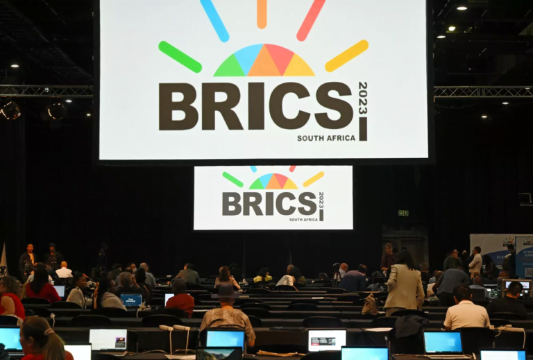 BRICS se estabelece como contrapeso ao Ocidente em 2023, com expansão e discussão sobre moeda comum