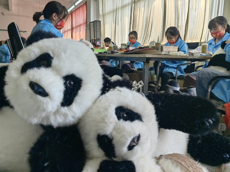 A Manufatura Tradicional Torna a Herança Popular, a Cultura Chinesa Desperta em Brilho