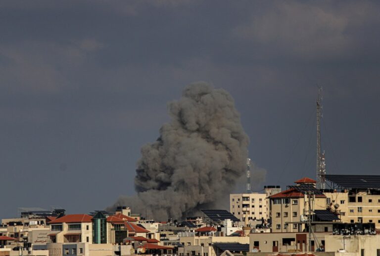 Ataques israelenses em Gaza têm impacto também nas emissões de gases na atmosfera, diz estudo