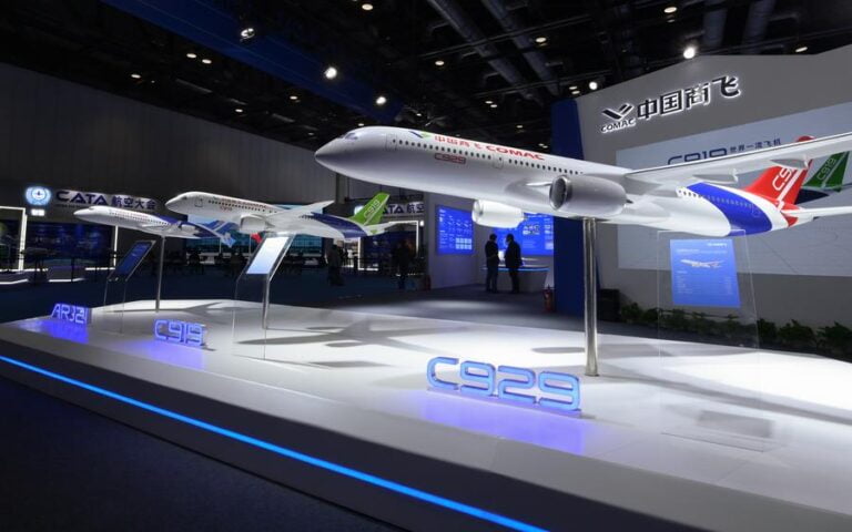 China alcança produção em massa de combustível de aviação sustentável