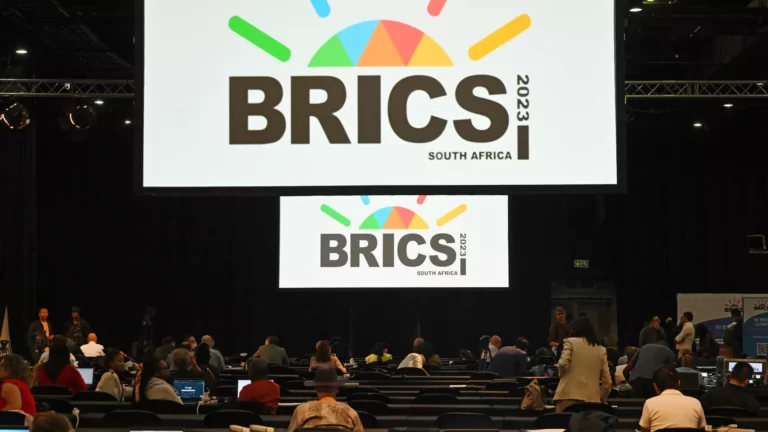 Entrada do Egito no BRICS fortalece demanda do grupo por menor dependência do dólar, dizem analistas