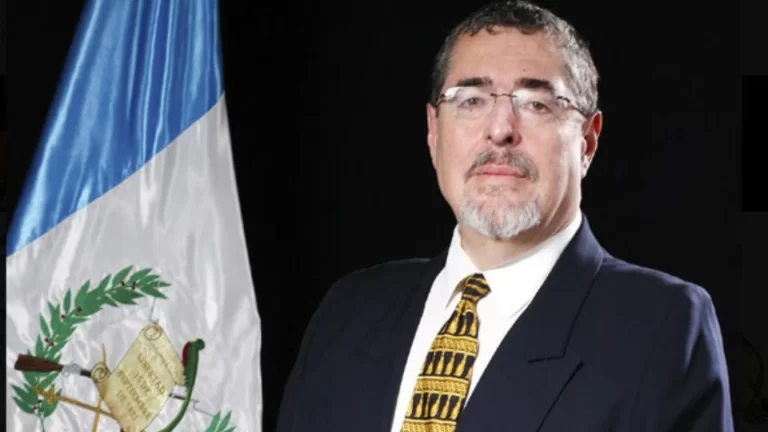 Bernardo Arévalo toma posse como presidente da Guatemala após nove horas de atraso