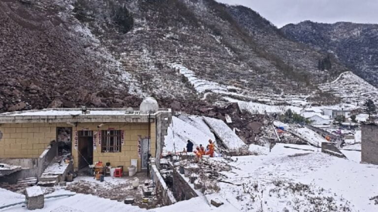 Deslizamento de terra deixa ao menos dois mortos e 45 desaparecidos na China