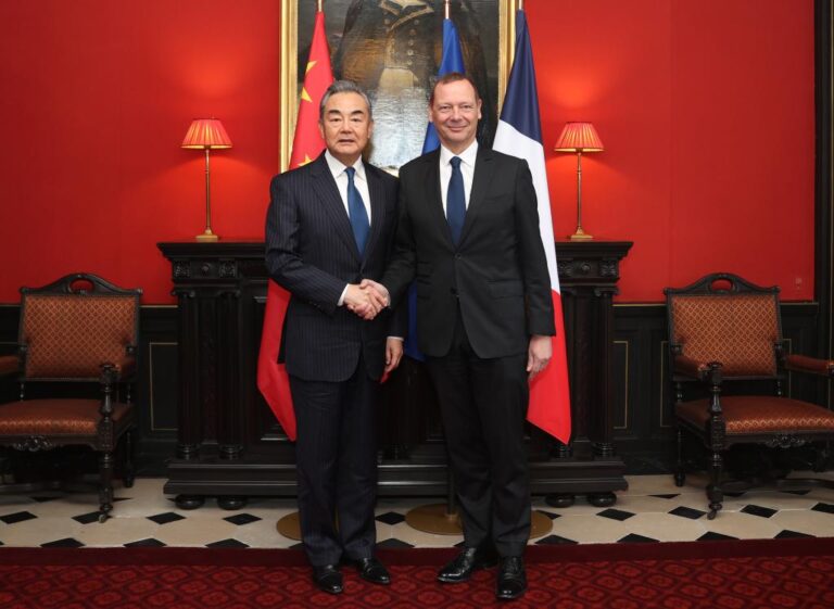 China e França devem trabalhar para tornar parceria mais sólida e dinâmica, diz Wang Yi