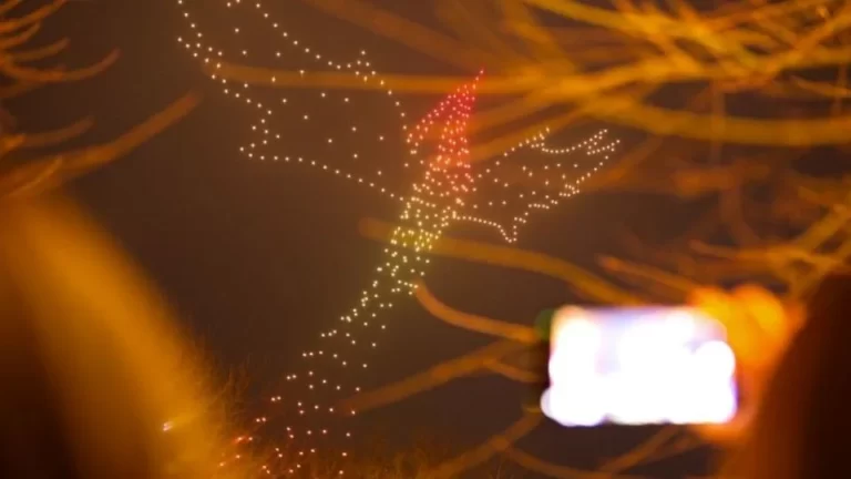 Espectáculos de drones iluminam o céu da China e impulsionam turismo local