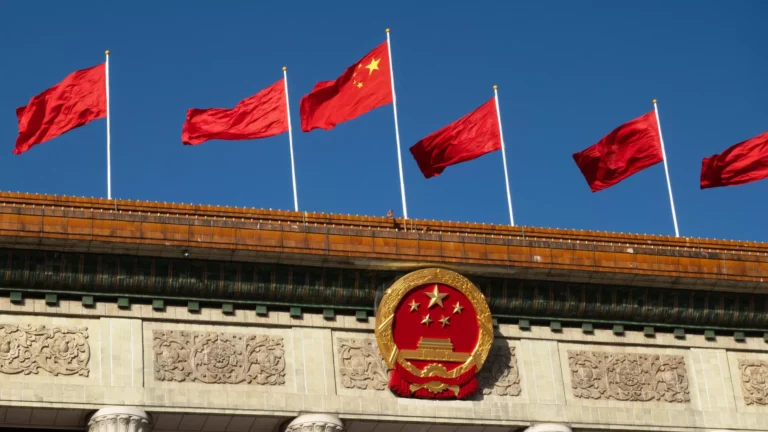 China expressa esperança nos esforços de desescalada em contraste aos planos de Macron na Ucrânia