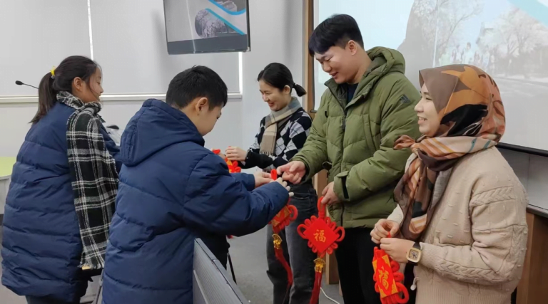 Estudantes e professores da Escola de Línguas Estrangeiras Muqing viajam para a Coreia do Sul
