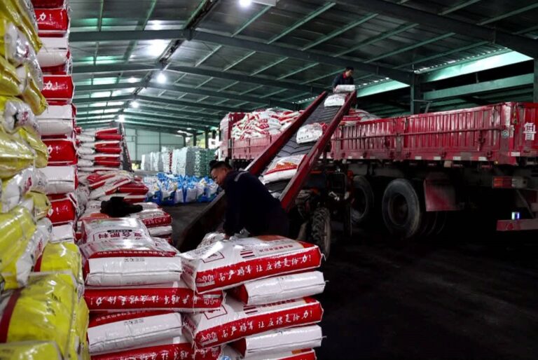 Empresas de insumos agrícolas intensificam produção para não atrasar o preparo do plantio de primavera