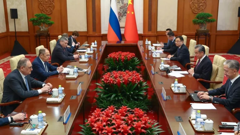 Rússia e China reforçam cooperação na luta contra o terrorismo, diz Lavrov em encontro
