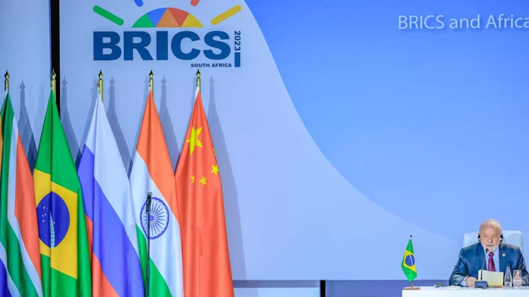 Descolonizando o multilateralismo: o jeito BRICS de fazer política internacional