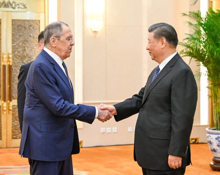 China está pronta para fortalecer cooperação com Rússia no BRICS e OCX, declara Xi Jinping