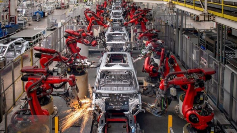 China critica plano de Biden de elevar tarifas sobre carros elétricos chineses para 100%