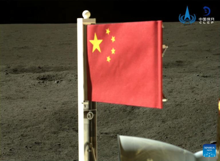 Sonda espacial chinesa decola com primeiras amostras de solo do lado oculto da Lua