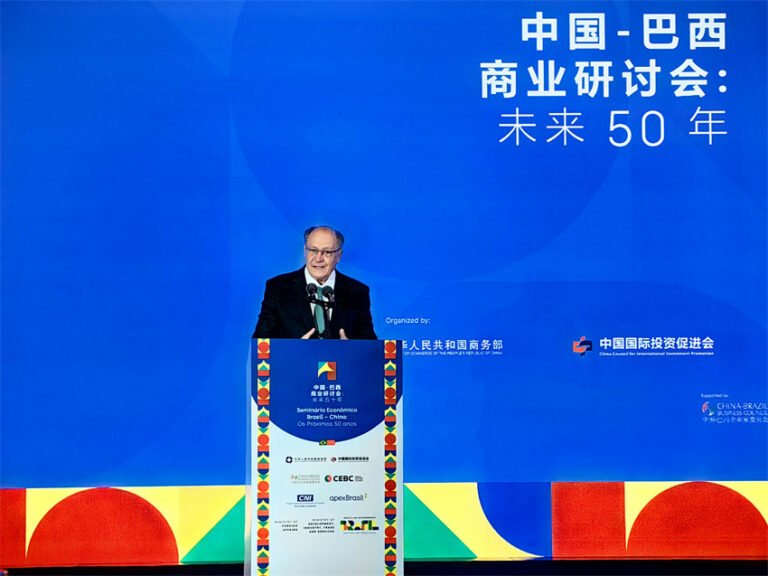 Vice-presidente brasileiro convida mais empresas chinesas a investirem no Brasil