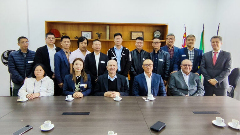 Aldo Rebelo recebe Associação de Caridade Chinesa do Brasil