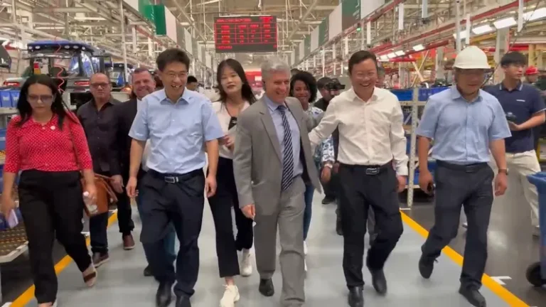 ‘Brasil quer transferência de tecnologia agrícola’, diz ministro Paulo Teixeira em visita à China