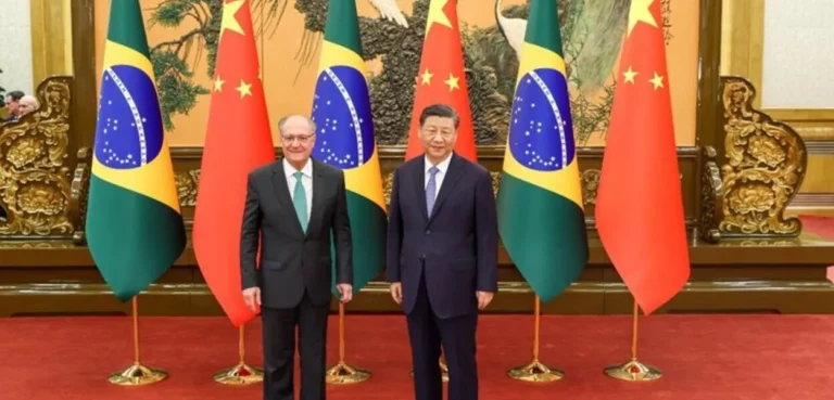 Xi Jinping diz que laços com Brasil vão “muito além das relações bilaterais” e Alckmin afirma que China é “inspiração”