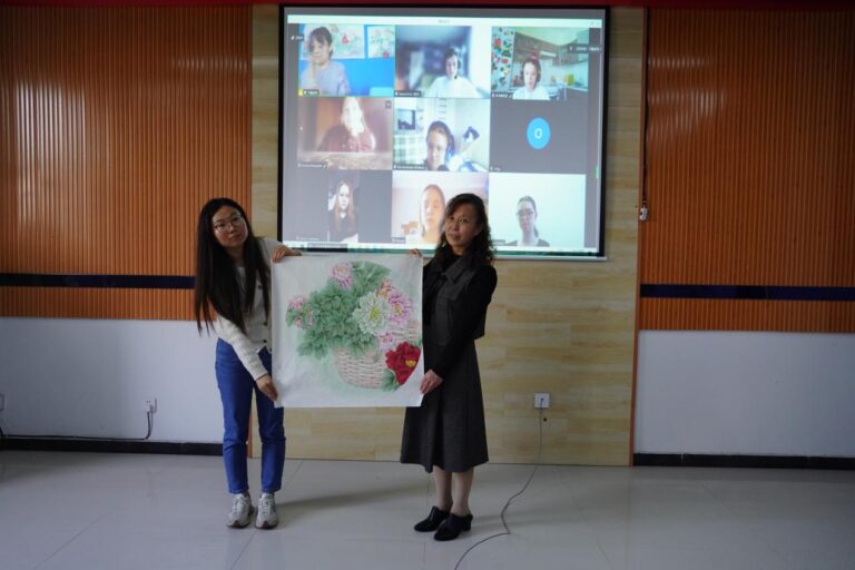 Aula de Técnicas de Pintura Gongbi de Peônias para Estudantes Russos