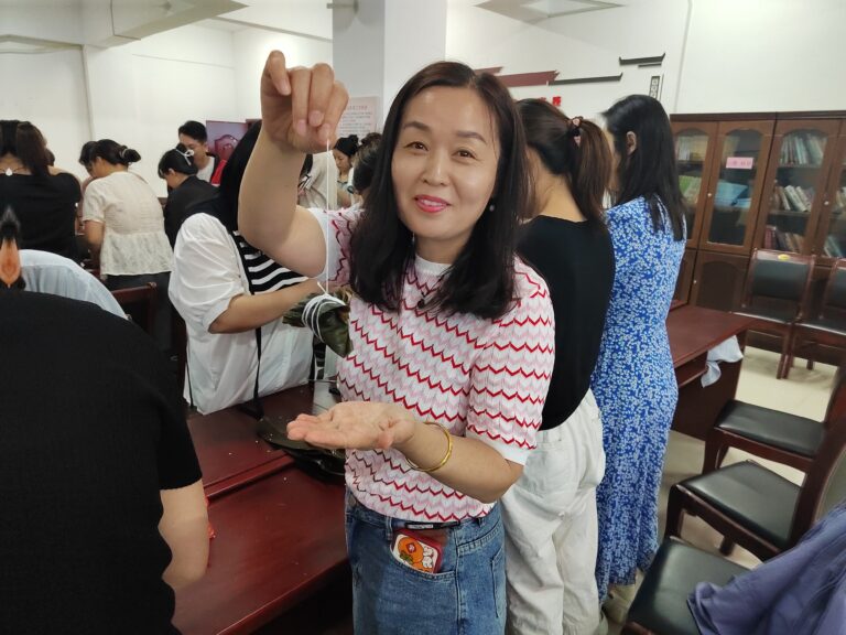 A Rua Beicheng Realiza uma Atividade de Confecção de Zongzi Intitulada “Aromas de Folhas de Zongzi, Emoções Profundas do Festival do Barco-Dragão”