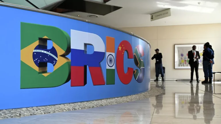 Parcela do BRICS no PIB mundial atingiu níveis recorde, ultrapassando os países do G7, diz pesquisa