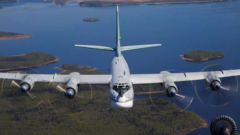 Bombardeiros russos e chineses realizam patrulhas conjuntas perto do Alasca