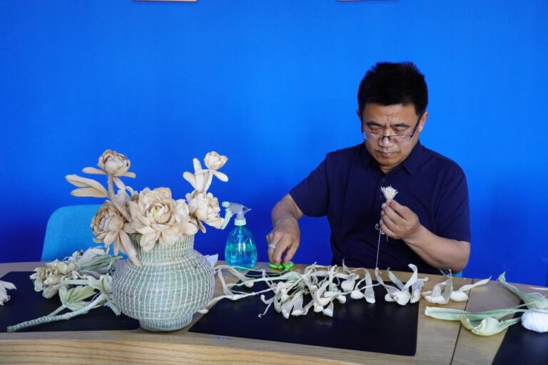 Aula na Nuvem China-Rússia: Aprendendo a Fazer Flores de Peônia com Palha de Milho