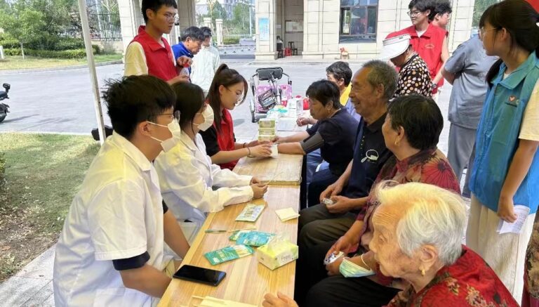 Consulta Médica Voluntária Traz Conforto à Comunidade — A Rua Beicheng do Distrito de Mudan Realiza Evento de Saúde