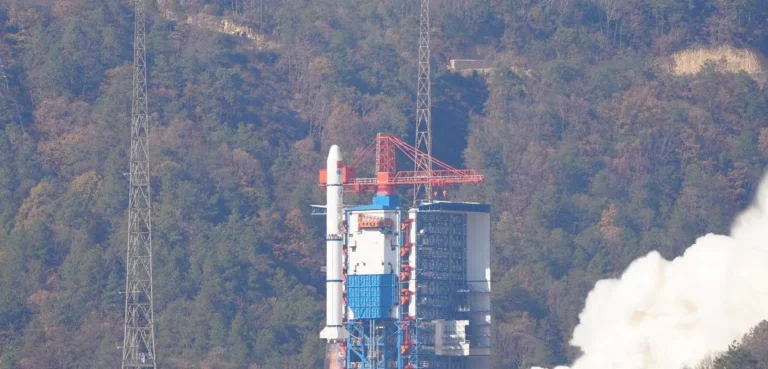 China lança primeira constelação de satélites para concorrer com Starlink, diz mídia estatal