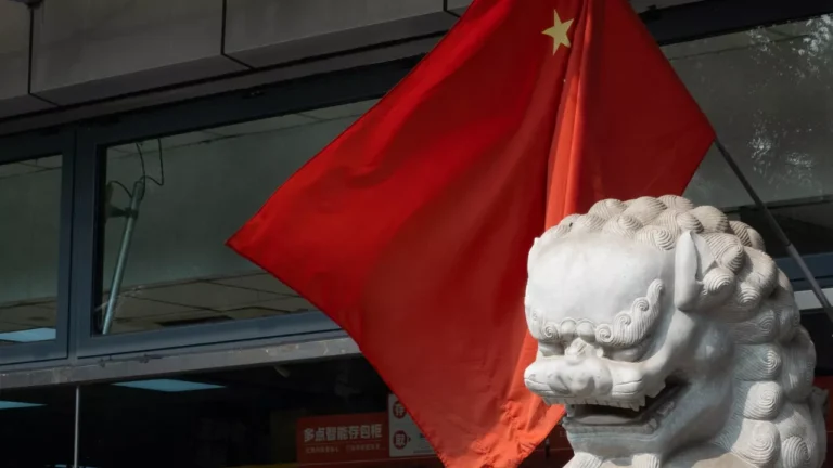 China é o país estrangeiro mais mencionado na mídia dos EUA em 2024