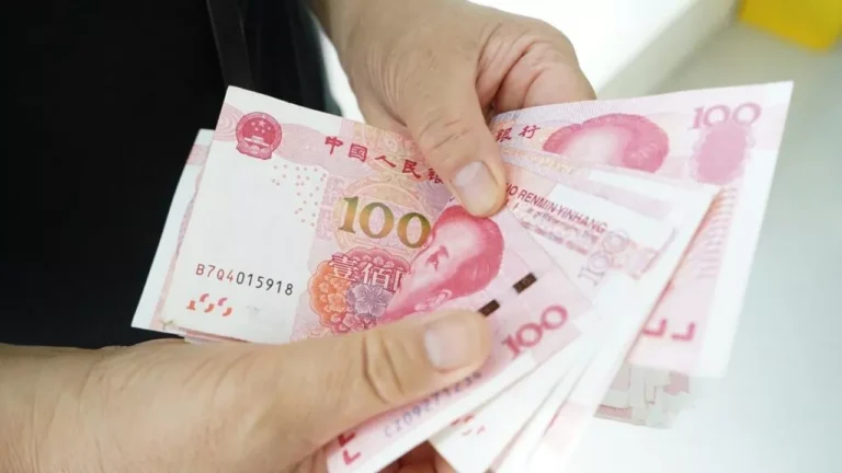 Estimulado pelas sanções, uso do yuan em transações com a China atinge recorde, diz mídia britânica
