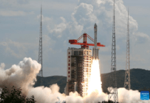China lança com sucesso novo grupo de satélites que fornecerá internet de banda larga